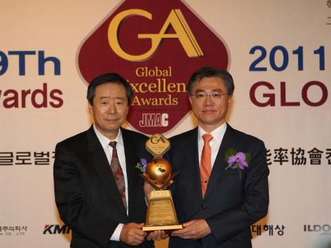 (좌측)글로벌경영위원회 양승택 위원장 (우측) 신한은행 김영표 부행장