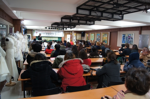 서울모드패션전문학교 예비 신입생들이 강의를 듣고 있는 모습