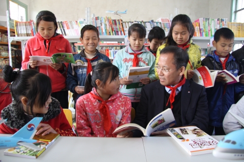 박인채 대한항공 중국지역본부장이‘꿈의 도서실’에서 타오웬 중신학교 어린이들과 함께 책을 읽고 있는 모습