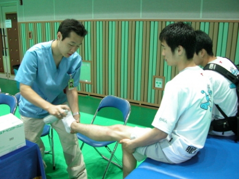 응급처치를 하고 있는 엄성흠팀장