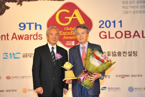 11월 24일 ‘2011 글로벌경영대상’ 시상식에서 ‘대학경영부문 대상’을 받은 전운기 한기대 총장(오른쪽)이 일본능률협회컨설팅 아키야마 모리요시 회장(왼쪽)과 기념촬영을 하고 있