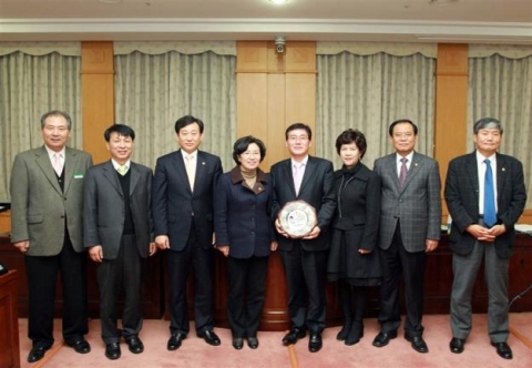 김낙현 대전시 상수도사업본부장은 24일 대전시 의회 복지환경위원회 의원들로부터 상수도행정발전과 시민편익 증진 등 지방자치 발전에 기여한 공로로 공로패를 받았다.