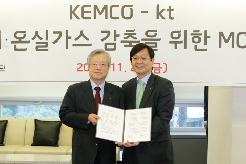 KT 이석채 회장(왼쪽)과 에너지관리공단 허증수 이사장은 25일 서울시 서초구 서초동 KT 올레캠퍼스에서 그린IT 비즈니스 모델 개발을 위한 협약을 체결했다.