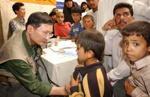 박용준 글로벌케어 회장이 남아프리카공화국에서 의료봉사활동을 하고 있다.