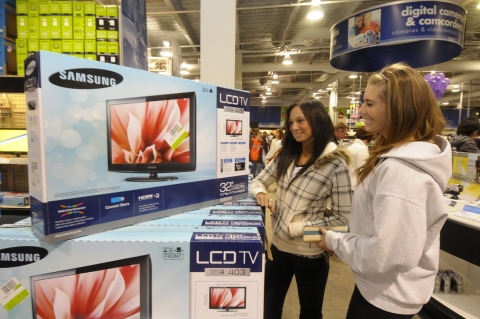미국 최대 쇼핑 시즌인 블랙프라이데이를 맞이해 뉴욕 알바니(albany)에 위치한 베스트바이 매장에서 고객들이 삼성전자 TV를 살펴보고 있다.
