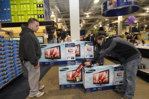 미국 최대 쇼핑 시즌인 블랙프라이데이를 맞이해 뉴욕 알바니(albany)에 위치한 베스트바이 매장에서 고객들이 삼성전자 TV를 살펴보고 있다.