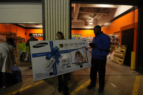 미국 최대 쇼핑 시즌인 블랙프라이데이를 맞이해 뉴욕 알바니(albany)에 위치한 베스트바이 매장에서 고객들이 삼성전자 TV를 구매하고 있다.