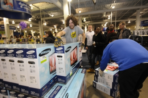 미국 최대 쇼핑 시즌인 블랙프라이데이를 맞이해 뉴욕 알바니(albany)에 위치한 베스트바이 매장에서 베스트바이 직원들이 삼성전자 TV를 옮기고 있다.