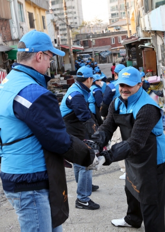 한국지엠 판매A/S마케팅부문 안쿠시 오로라(Ankush Arora) 부사장(사진앞줄 오른쪽)과 해외영업본부 피터 렘펠(Peter Rempel) 본부장(사진앞줄 왼쪽)을 비롯한 한국
