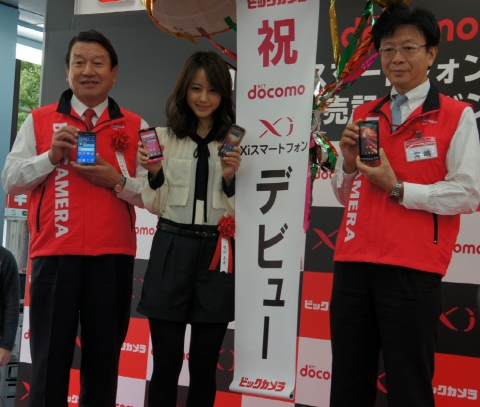 왼쪽부터 NTT도코모 야마다 사장, 배우 호리키타 마키, 빅카메라 미야지마 사장