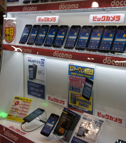 일본 최초의 LTE 스마트폰인 삼성전자 '갤럭시SⅡ LTE'가 도쿄의 전자매장에서 전시•판매되는 모습