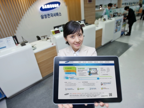 삼성전자는 28일 고객의 접근성과 편의성을 대폭 강화한 고객 중심의 사이버 서비스센터를 재구축했다. 이를 위해 모바일 웹 사이트 구축, PC 웹 사이트에서는 시각 장애인을 위한 '스크린 리더 기능' 도입 등 많은 부분을 개선했다. 갤럭시탭 시리즈로 삼성전자 사이버 서비스센터에 접속한 모습