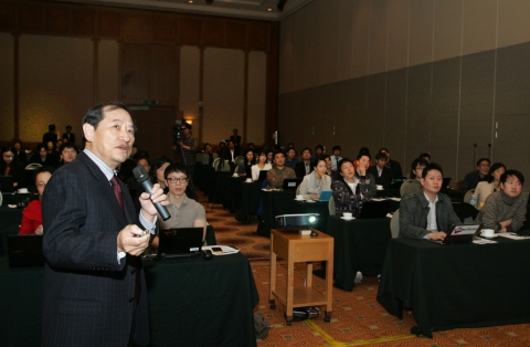 LG유플러스 이상철 부회장이 LTE 시대의 ICT 산업의 변화 방향에 대해 설명하고 있다.