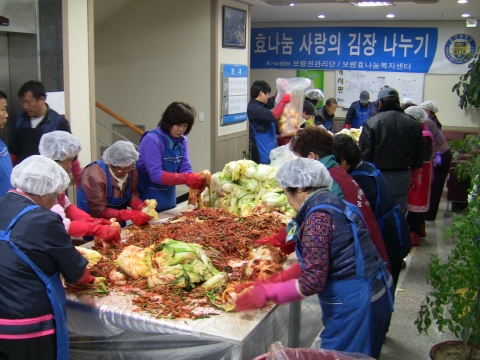 보령여성자원봉사활동센터 회원들이 정성과 사랑을 김장에 담는 효 나눔 실천을 펼쳤다