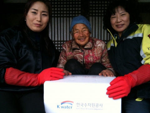 미산면 의용소방대원들이 독거노인과 저소득 가정을 찾아 사랑의 김장을 전달하고 있다