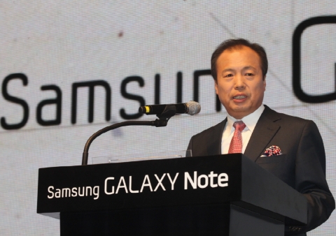 신종균 사장이 갤럭시 노트 등 신제품 출시를 발표하는 모습.