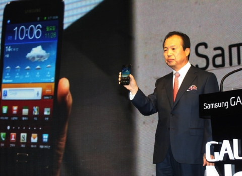 신종균 사장이 新 개념 스마트 모바일 기기 '갤럭시 노트'를 선보이는 모습.