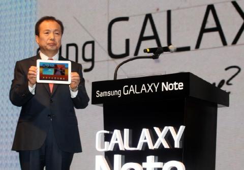 신종균 사장이 국내 최초 LTE 태블릿인 '갤럭시태 8.9 LTE'를 선보이는 모습.