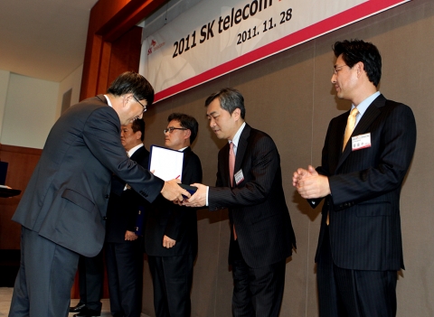 SK텔레콤 배준동 사업총괄(왼쪽 첫번째)이 28일 워커힐 호텔에서 열린 '2011 SK텔레콤 파트너스 데이' 행사에서 우수 협력업체 CEO 들에게 시상을 하고 있