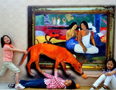 고갱의 &#039;아레아리아&#039;패러디작품에서 그림밖으로 나온 붉은강아지에게 먹이를주는 시늉을하고있다