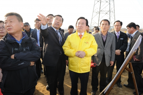강운태 시장은 북구 연제동 대주피오레아파트 주변 송전철탑 신설 민원과 관련해 28일 오후 3시 현장을 방문했다.
