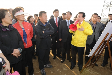 강운태 시장은 북구 연제동 대주피오레아파트 주변 송전철탑 신설 민원과 관련해 28일 오후 3시 현장을 방문했다.