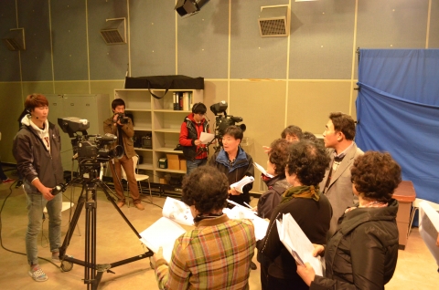 동명대학교 교수들의 어르신 대상 영상제작 지식나눔 장면1