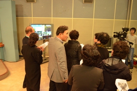 동명대학교 교수들의 어르신 대상 영상제작 지식나눔 장면2