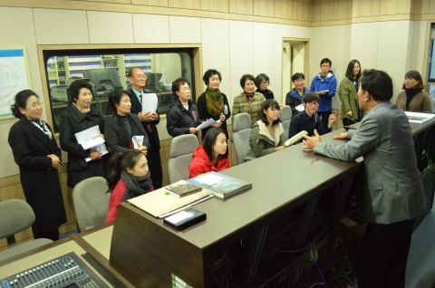 동명대학교 교수들의 어르신 대상 영상제작 지식나눔 장면4