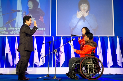 28일 경기도 고양시 재활스포츠센터에서 열린 ‘2011 제28회 전국장애인기능경기대회에 출전한 김경국(37세, 지체1급 컴퓨터활용능력)선수와 한춘란(48세, 지체2급 한복)선수가 