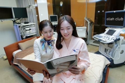 안티에이징센터인 차움과 종합동물병원 이리온에서 올레클럽 회원이 저렴하게 서비스를 사용하는 모습이다.