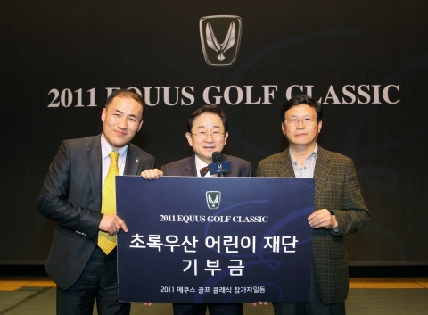 현대차 양봉규 제주지역본부장(사진 오른쪽)이 초록우산 어린이재단 제주지역본부장 김희석씨(사진 왼쪽)와 초록우산 어린이재단 홍보대사 개그맨 이홍렬씨(사진 가운데)에게 기부금 전달식 