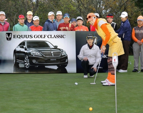 서아람 호서대학교 골프학과 교수가 참가자를 대상으로 실전 퍼팅 레슨을 진행하고 있는 모습