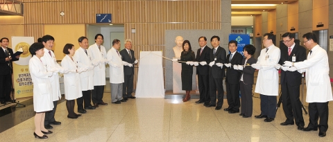 건국대병원(의료원장 양정현)은 28일 오후 병원1층 로비에서 김경희 이사장과 김진규 건국대 총장 등이 참석한 가운데 건강증진병원 현판식을 가졌다.