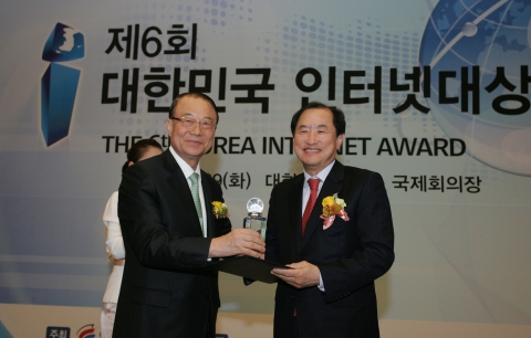 LG유플러스(부회장 이상철 / www.lguplus.com) 이상철 부회장이 제6회 대한민국 인터넷대 개인 공로상을 수상했다. 
사진은 29일 대한상공회의소 국제회의장에서 열린 시