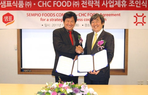 샘표 박진선 대표(사진 오른쪽)와 CHC FOOD 왕진산(王陳山) 대표(사진 왼쪽)가 양해각서를 교환하고 있다.