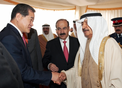 삼성엔지니어링 박기석 사장(왼쪽)이 칼리파 바레인 수상과 악수를 나누고 있다.