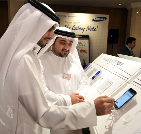 삼성전자는 29일(현지시각) 두바이 하얏트 리젠시 호텔에서 갤럭시 노트 월드 투어 행사를 열고, 중동 스마트 기기 시장 공략에 나섰다.
제품 체험, 갤럭시 노트로 그리는 캐리커처 