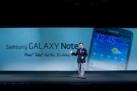 29일(현지시각) 두바이에서 열린 갤럭시 노트 월드 투어 행사에서 삼성전자 중동총괄 배경태 전무가 갤럭시 노트를 소개하고 있다.