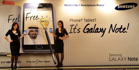 29일(현지시각) 두바이에서 열린 갤럭시 노트 월드 투어 행사에서 모델들이 갤럭시 노트를 소개하고 있다.