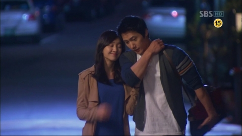 <천일의 약속>에 수애가 메고 나온 올리비아로렌 후다크로스백 방송장면 캡처