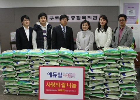 지난 29일 진행된 ‘사랑의 쌀’ 기증식에서 구로노인종합복지관 관계자들(오른쪽)과 에듀윌 임직원들(왼쪽)이 기념촬영을 하고 있다