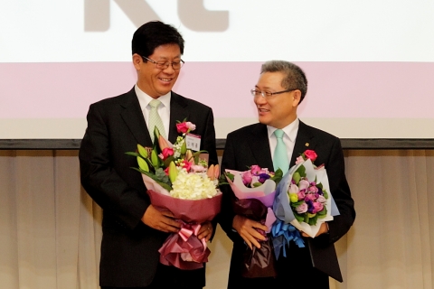 다산홀에서 열린 이날 행사에서 지식경제부 김재홍 성장동력실장(사진에서 왼쪽)과 KT 서유열 홍고객부문 사장(사진에서 오른쪽)이 시상 후 기념촬영하고 있다.