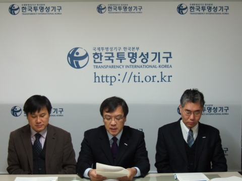 2011년 부패인식지수발표에 즈음한 한국투명성기구 성명서를 낭독하고 있는 김거성회장(가운데)