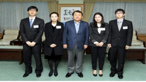 염홍철 대전시장, 공무원 최종합격자 합격증서 수여