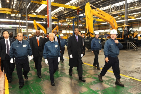 폴 카가메 르완다 대통령(앞줄 왼쪽 세번째)이 지난 1일(목) 현대중공업 민계식 회장(앞줄 왼쪽 두번째)과 건설장비공장을 둘러보고 있다.