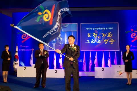 인천광역시의 최현모 보건복지국장이 성공적인 대회를 기원하며 대회기를 흔들고 있다.