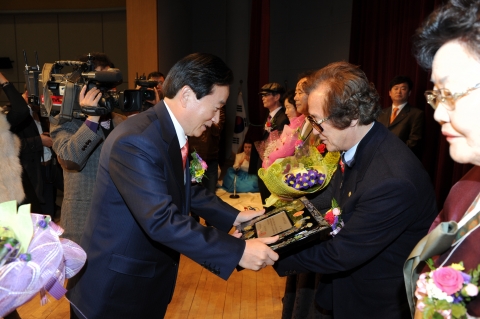 강운태 시장은 1일 오후 4시 5･18기념문화센터에서 열린 ‘2011 광주광역시 문화예술상’ 시상식에서 수상자에게 상패 수여.