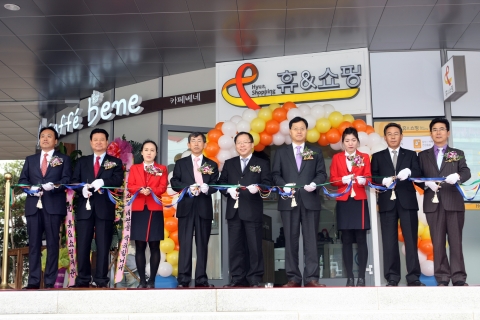 1일(목) 화성(목포방향)휴게소에서 중소기업청 청장(김동선) 참석한 가운데 중소기업의 국산제품 전용판매장 '휴&쇼핑'의 오픈식을 가졌다.