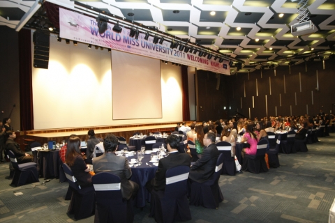 제24회 월드미스유니버시티 세계대회를 위해 참석한 62개국의 세계대학생들이 조직위원회가 한자리에서